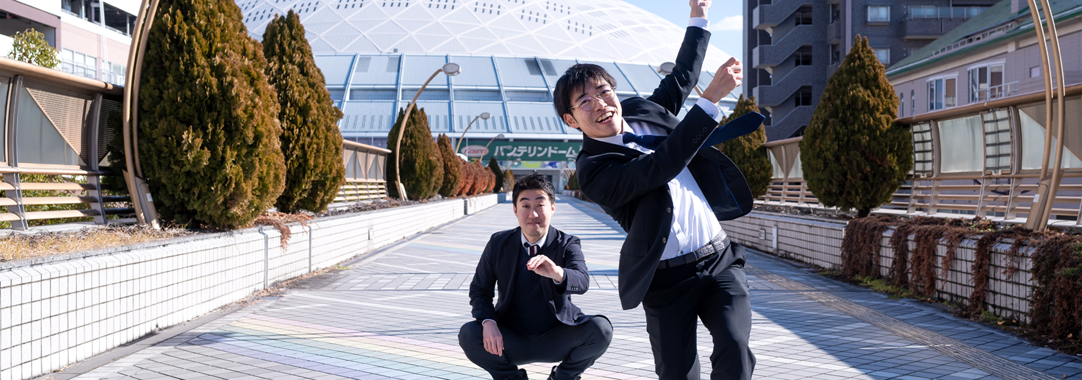 2人で野球のポーズをしている様子